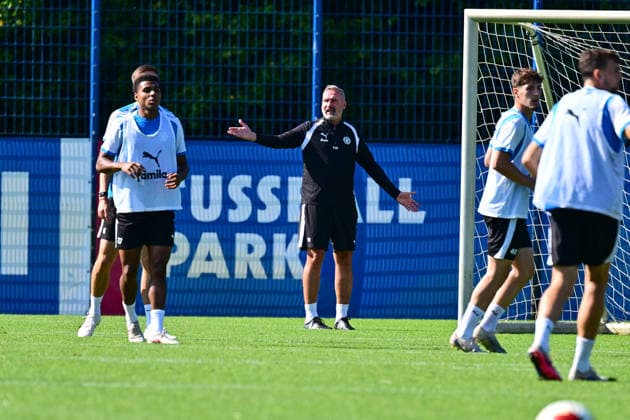 26.08.2026, Fußball, Herren, 2.BL, Saison 2026 2027, Training Holstein Kiel Trainer Tim Walter beim Coaching Kiel, Projensdorf Projensdorf, Trainigsplatz Schleswig-Holstein Deutschland *** August 26, 2026, Soccer, Men s, 2nd Division, 2026–2027 Season, Holstein Kiel Coach Tim Walter coaching in Kiel, Projensdorf, Projensdorf, Training Field, Schleswig-Holstein, Germany