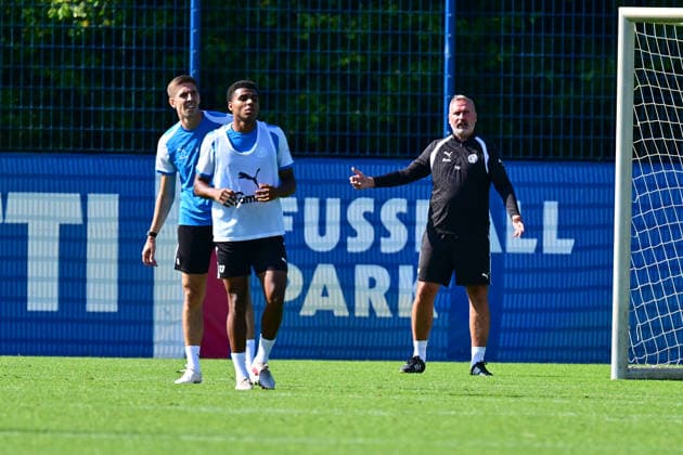 26.08.2026, Fußball, Herren, 2.BL, Saison 2026 2027, Training Holstein Kiel Trainer Tim Walter beim Coachig Kiel, Projensdorf Projensdorf, Trainigsplatz Schleswig-Holstein Deutschland *** August 26, 2026, Soccer, Men s, 2nd Division, 2026–2027 Season, Holstein Kiel Coach Tim Walter coaching in Kiel, Projensdorf, Projensdorf, Training Field, Schleswig-Holstein, Germany