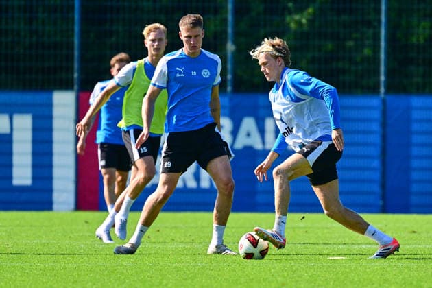 26.08.2026, Fußball, Herren, 2.BL, Saison 2026 2027, Training Holstein Kiel Neuzugang Noah Madsen am Ball gegen Phil Harres Kiel, Projensdorf Projensdorf, Trainigsplatz Schleswig-Holstein Deutschland *** August 26, 2026, Soccer, Men s, 2nd Division, 2026–2027 Season, Holstein Kiel Training: New Signing Noah Madsen Takes on Phil Harres, Kiel, Projensdorf, Projensdorf, Training Field, Schleswig-Holstein, Germany