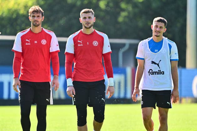 26.08.2026, Fußball, Herren, 2.BL, Saison 2026 2027, Training Holstein Kiel Torwart Timon Weiner (mitte) mit Torwart Marcel Engelhardt und Adrian Kapralik (rechts) Kiel, Projensdorf Projensdorf, Trainigsplatz Schleswig-Holstein Deutschland *** August 26, 2026, Soccer, Men s, 2nd Division, 2026–2027 Season, Holstein Kiel goalkeeper Timon Weiner (center) with goalkeeper Marcel Engelhardt and Adrian Kapralik (right), Kiel, Projensdorf, Projensdorf, Training Field, Schleswig-Holstein, Germany
