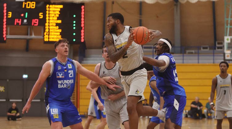 Ludwigsburg , Basketball Testspiel MHP Riesen Ludwigsburg vs. HAKRO Merlins Crailsheim , von links: Till Isemann ( Merlins ) David Joplin ( Riesen ) Peyton Gerald ( Merlins )