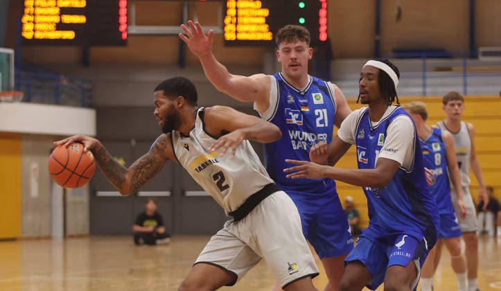 Ludwigsburg , Basketball Testspiel MHP Riesen Ludwigsburg vs. HAKRO Merlins Crailsheim , von links: David Joplin ( Riesen ) Till Isemann ( Merlins ) Peyton Gerald ( Merlins )