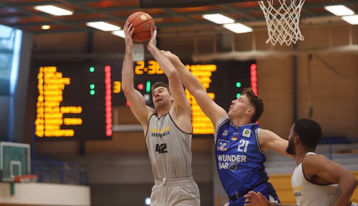 Ludwigsburg , Basketball Testspiel MHP Riesen Ludwigsburg vs. HAKRO Merlins Crailsheim , von links: Tommy Rutherford ( Riesen ) Till Isemann ( Merlins )
