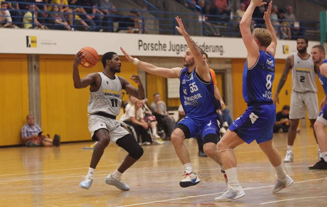 Ludwigsburg , Basketball Testspiel MHP Riesen Ludwigsburg vs. HAKRO Merlins Crailsheim , von links: Darius Perry ( Riesen ) Simon Krajcovic ( Merlins ) Lucas Meyer ( Merlins )