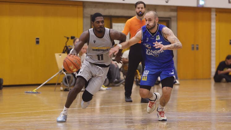 Ludwigsburg , Basketball Testspiel MHP Riesen Ludwigsburg vs. HAKRO Merlins Crailsheim , von links: Darius Perry ( Riesen ) Simon Krajcovic ( Merlins )