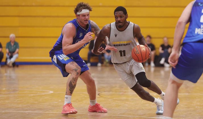 Ludwigsburg , Basketball Testspiel MHP Riesen Ludwigsburg vs. HAKRO Merlins Crailsheim , von links: Booker Coplin ( Merklins ) Darius Perry ( Riesen )
