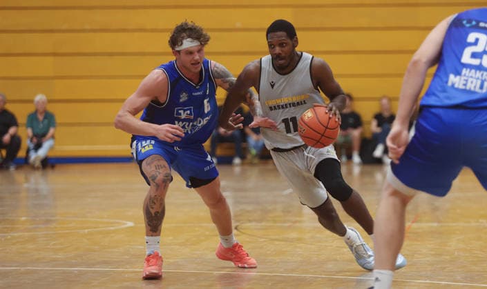 Ludwigsburg , Basketball Testspiel MHP Riesen Ludwigsburg vs. HAKRO Merlins Crailsheim , von links: Booker Coplin ( Merklins ) Darius Perry ( Riesen )