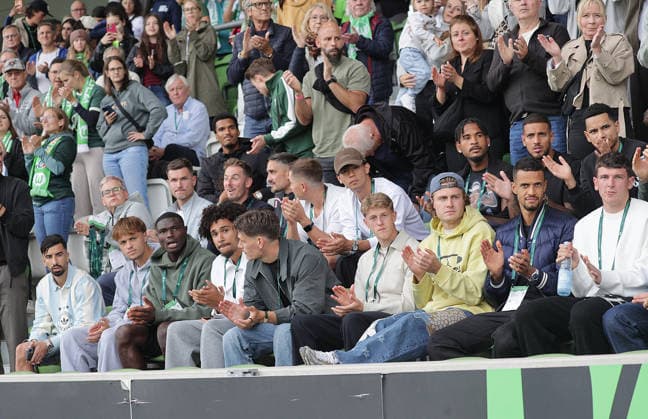 Alexander Bernhardsson unter den Zuschauern mit seinem team Fussball, Frauen, Saison 2026 2027, Womens Champions LeagueQualifikation, 3.Runde, VfL Wolfsburg gegen Inter Mailand
