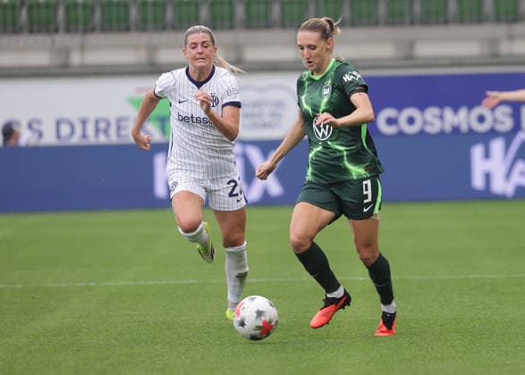 Olivia Schough (Inter Mailand) kann Lara Prasnikar (VfL Wolfsburg) nicht auf dem Weg zum 1-0 stoppen Fussball, Frauen, Saison 2026 2027, Womens Champions LeagueQualifikation, 3.Runde, VfL Wolfsburg gegen Inter Mailand