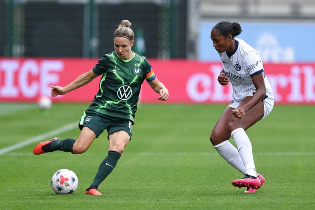 v.li.: Svenja Huth (VfL Wolfsburg, 10) und Brittany Raphino (Inter Mailand, 26) im Zweikampf, Duell, Dynamik, Aktion, Action, Spielszene, 26.08.2026, Wolfsburg (Deutschland), Fussball, UEFA Womens Champions League, VfL Wolfsburg - Inter Mailand