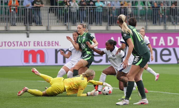 Cecilia Ran Runarsdottir (Inter Mailand) vor Lara Prasnikar (VfL Wolfsburg) Fussball, Frauen, Saison 2026 2027, Womens Champions LeagueQualifikation, 3.Runde, VfL Wolfsburg gegen Inter Mailand