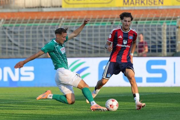 26.08.26, GER, Regionalliga Nord, Fussball, 1. Spieltag, Saison 2026 2027, Dietmar-Scholze-Stadion an der Lohmuehle, VfB Lübeck vs Hamburger SV II Jonas Dittrich (VfB Luebeck 16) im Zweikampf gegen Alessandro Puzzo (Hamburger SV II 14) Foto nordphoto GmbH Tauchnitz Luebeck Dietmar-Scholze-Stadion an der Lohmuehle SH Germany *** August 26, 2026, GER, Regionalliga Nord, Soccer, Matchday 1, 2026–2027 Season, Dietmar Scholze Stadium at the Lohmühle, VfB Lübeck vs. Hamburger SV II: Jonas Dittrich (VfB Lübeck 16) in a tackle against Alessandro Puzzo (Hamburger SV II 14). Photo: nordphoto GmbH, Tauchnitz, Lübeck, Dietmar Scholze Stadium an der Lohmuehle, SH, Germany Copyright: xnordphotoxGmbHx xTauchnitzx