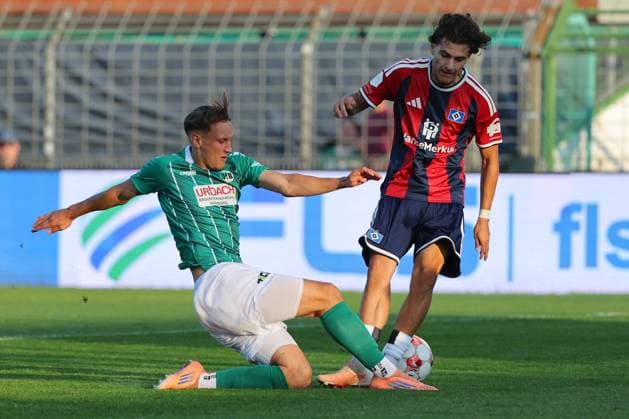 26.08.26, GER, Regionalliga Nord, Fussball, 1. Spieltag, Saison 2026 2027, Dietmar-Scholze-Stadion an der Lohmuehle, VfB Lübeck vs Hamburger SV II Jonas Dittrich (VfB Luebeck 16) im Zweikampf gegen Alessandro Puzzo (Hamburger SV II 14) Foto nordphoto GmbH Tauchnitz Luebeck Dietmar-Scholze-Stadion an der Lohmuehle SH Germany *** August 26, 2026, GER, Regionalliga Nord, Soccer, Matchday 1, 2026–2027 Season, Dietmar Scholze Stadion an der Lohmuehle, VfB Lübeck vs. Hamburger SV II: Jonas Dittrich (VfB Lübeck, No. 16) in a tackle against Alessandro Puzzo (Hamburger SV II, No. 14). Photo: nordphoto GmbH, Tauchnitz, Lübeck, Dietmar Scholze Stadium an der Lohmuehle, SH, Germany Copyright: xnordphotoxGmbHx xTauchnitzx