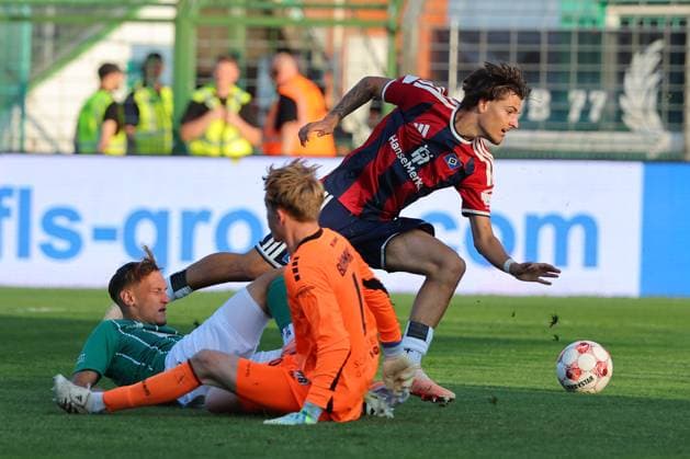26.08.26, GER, Regionalliga Nord, Fussball, 1. Spieltag, Saison 2026 2027, Dietmar-Scholze-Stadion an der Lohmuehle, VfB Lübeck vs Hamburger SV II Jonas Dittrich (VfB Luebeck 16) im Zweikampf gegen Alessandro Puzzo (Hamburger SV II 14) Torwart Finn Böhmker Finn Boehmker (VfB Luebeck 01) ist zu spät Foto nordphoto GmbH Tauchnitz Luebeck Dietmar-Scholze-Stadion an der Lohmuehle SH Germany *** August 26, 2026, Germany, Regionalliga Nord, Soccer, Matchday 1, 2026–2027 Season, Dietmar Scholze Stadium an der Lohmuehle, VfB Lübeck vs. Hamburger SV II Jonas Dittrich (VfB Lübeck 16) in a tackle against Alessandro Puzzo (Hamburger SV II 14). Goalie Finn Böhmker (VfB Lübeck 01) is too late. Photo: nordphoto GmbH, Tauchnitz, Lübeck, Dietmar Scholze Stadium an der Lohmuehle, SH, Germany Copyright: xnordphotoxGmbHx xTauchnitzx