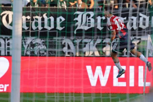 26.08.26, GER, Regionalliga Nord, Fussball, 1. Spieltag, Saison 2026 2027, Dietmar-Scholze-Stadion an der Lohmuehle, VfB Lübeck vs Hamburger SV II Torjubel Jubel. Torschütze Torschuetze Dorian Migalic (Hamburger SV II 17) jubelt ueber das Tor zum 0:1 Foto nordphoto GmbH Tauchnitz Luebeck Dietmar-Scholze-Stadion an der Lohmuehle SH Germany *** August 26, 2026, Germany, Regionalliga Nord, Soccer, Matchday 1, 2026–2027 Season, Dietmar Scholze Stadium an der Lohmuehle, VfB Lübeck vs. Hamburger SV II Goal celebration Cheering Goal scorer(s) Dorian Migalic Hamburger SV II 17 celebrates the goal making the score 0–1 Photo: nordphoto GmbH Tauchnitz Lübeck Dietmar Scholze Stadium an der Lohmühle SH Germany Copyright: xnordphotoxGmbHx xTauchnitzx