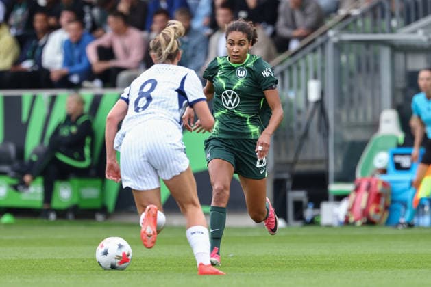 v.li.: Karolina Vilhjalmsdottir (Inter Mailand, 8) und Cora Zicai (VfL Wolfsburg, 28) im Zweikampf, Duell, Dynamik, Aktion, Action, Spielszene, 26.08.2026, Wolfsburg (Deutschland), Fussball, UEFA Womens Champions League, VfL Wolfsburg - Inter Mailand