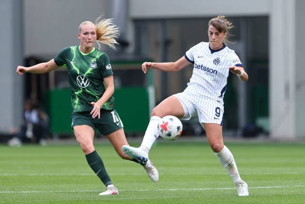 v.li.: Camilla Küver (VfL Wolfsburg, 16) und Elisa Polli (Inter Mailand, 9) im Zweikampf, Duell, Dynamik, Aktion, Action, Spielszene, 26.08.2026, Wolfsburg (Deutschland), Fussball, UEFA Womens Champions League, VfL Wolfsburg - Inter Mailand