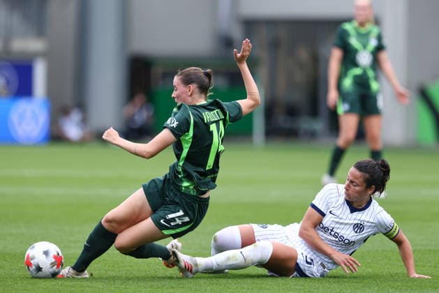 v.li.: Smilla Vallotto (VfL Wolfsburg, 14) und Ivana (Inter Mailand, 5) im Zweikampf, Duell, Dynamik, Aktion, Action, Spielszene, 26.08.2026, Wolfsburg (Deutschland), Fussball, UEFA Womens Champions League, VfL Wolfsburg - Inter Mailand