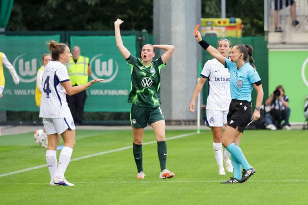 26.08.2026, xgrfx, Fussball UEFA WCL Quali 3.Runde, VfL Wolfsburg - Inter Mailand v.l. Rote Karte, Chiara Robustellini (Inter Mailand) Wolfsburg