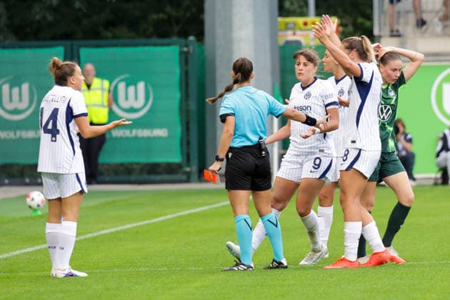 26.08.2026, xgrfx, Fussball UEFA WCL Quali 3.Runde, VfL Wolfsburg - Inter Mailand v.l. Rote Karte, Chiara Robustellini (Inter Mailand) Wolfsburg