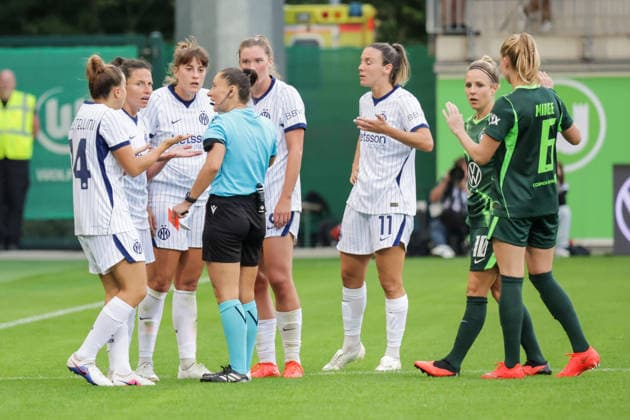 26.08.2026, xgrfx, Fussball UEFA WCL Quali 3.Runde, VfL Wolfsburg - Inter Mailand v.l. Rote Karte, Chiara Robustellini (Inter Mailand) Wolfsburg