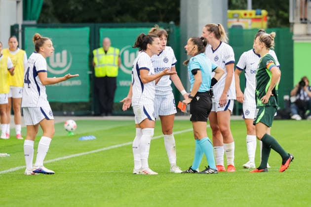 26.08.2026, xgrfx, Fussball UEFA WCL Quali 3.Runde, VfL Wolfsburg - Inter Mailand v.l. Rote Karte, Chiara Robustellini (Inter Mailand) Wolfsburg