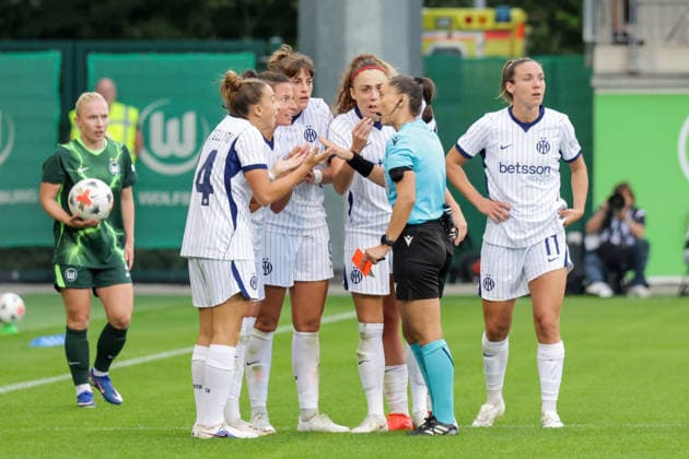 26.08.2026, xgrfx, Fussball UEFA WCL Quali 3.Runde, VfL Wolfsburg - Inter Mailand v.l. Rote Karte, Chiara Robustellini (Inter Mailand) Wolfsburg