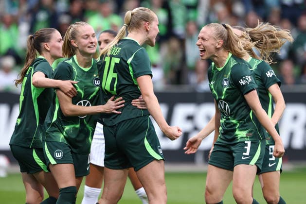 v.li.: Smilla Vallotto (VfL Wolfsburg, 14), Janina Minge (VfL Wolfsburg, 6), Torschützin Camilla Küver (VfL Wolfsburg, 16) und Lieske Carleer (VfL Wolfsburg, 3) mit Torjubel, Jubel, jubeln, jubelt, optimistisch, Spielszene, Highlight, Freude über das Tor zum 2:0, 26.08.2026, Wolfsburg (Deutschland), Fussball, UEFA Womens Champions League, VfL Wolfsburg - Inter Mailand
