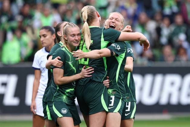 Spielerinnen vom VfL Wolfsburg mit Torjubel, Jubel, jubeln, jubelt, optimistisch, Spielszene, Highlight, Freude über das Tor zum 2:0, 26.08.2026, Wolfsburg (Deutschland), Fussball, UEFA Womens Champions League, VfL Wolfsburg - Inter Mailand