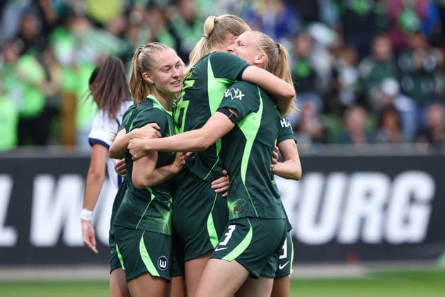 Spielerinnen vom VfL Wolfsburg mit Torjubel, Jubel, jubeln, jubelt, optimistisch, Spielszene, Highlight, Freude über das Tor zum 2:0, 26.08.2026, Wolfsburg (Deutschland), Fussball, UEFA Womens Champions League, VfL Wolfsburg - Inter Mailand