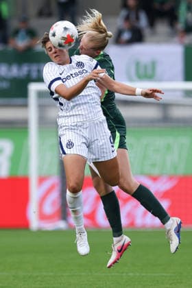 v.li.: Elisa Polli (Inter Mailand, 9) und Camilla Küver (VfL Wolfsburg, 16) im Kopfballduell, Kopfball, Zweikampf, Action, Aktion, Spielszene, 26.08.2026, Wolfsburg (Deutschland), Fussball, UEFA Womens Champions League, VfL Wolfsburg - Inter Mailand