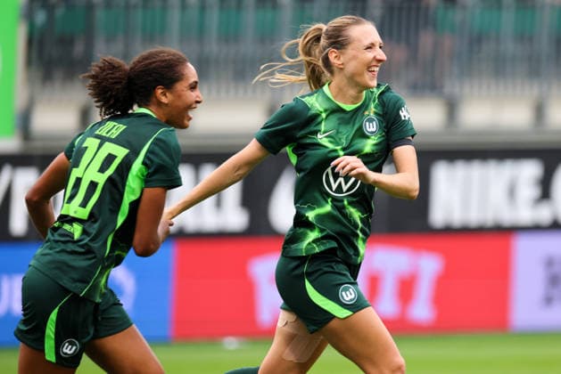 Wolfsburg, Deutschland: 26.08.2026 - Champions League Qualifikation - Hinrunde - VfL Wolfsburg Frauen vs. Inter Mailand Frauen Im Bild: v.li. Torschützin Lara Prasnikar (Wolfsburg) macht das Tor zum 1:0 für Wolfsburg und jubelt mit Cora Zicai (Wolfsburg) Copyright: HMBxMedia MadeleinexFantini