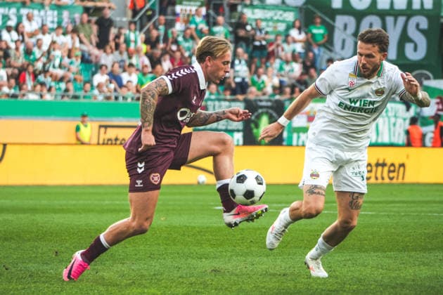 Fussball: Österreich: UEFA Conference League 2026 2027 - Play-offs - Rückspiel, 26.08.2026 - SK Rapid Wien (Österreich) vs. Heart of Midlothian FC (Hearts - Schottland) - Weststadion (Wien, Österreich); Calvin Miller (Heart of Midlothian FC) mit Jannes Horn (SK Rapid Wien) Copyright: xLukasxBierederx