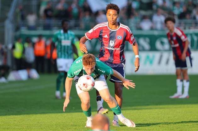 26.08.26, GER, Regionalliga Nord, Fussball, 1. Spieltag, Saison 2026 2027, Dietmar-Scholze-Stadion an der Lohmuehle, VfB Lübeck vs Hamburger SV II Bjarne Pfundheller (VfB Luebeck 06) im Zweikampf gegen Arnaud Riedel (Hamburger SV II 07) Foto nordphoto GmbH Tauchnitz Luebeck Dietmar-Scholze-Stadion an der Lohmuehle SH Germany *** August 26, 2026, GER, Regionalliga Nord, Soccer, Matchday 1, 2026–2027 Season, Dietmar Scholze Stadium an der Lohmuehle, VfB Lübeck vs. Hamburger SV II Bjarne Pfundheller (VfB Lübeck 06) in a tackle against Arnaud Riedel (Hamburger SV II 07) Photo: nordphoto GmbH Tauchnitz, Lübeck, Dietmar Scholze Stadium an der Lohmuehle, SH, Germany Copyright: xnordphotoxGmbHx xTauchnitzx