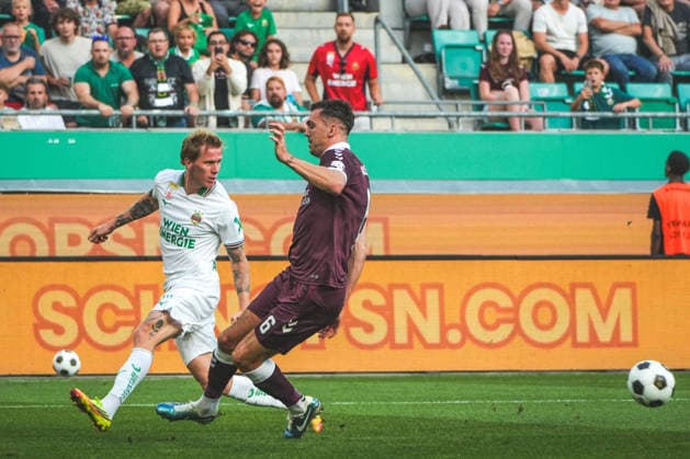 Fussball: Österreich: UEFA Conference League 2026 2027 - Play-offs - Rückspiel, 26.08.2026 - SK Rapid Wien (Österreich) vs. Heart of Midlothian FC (Hearts - Schottland) - Weststadion (Wien, Österreich); Tonni Adamsen (SK Rapid Wien) mit Oisin McEntee (Heart of Midlothian FC) Copyright: xLukasxBierederx