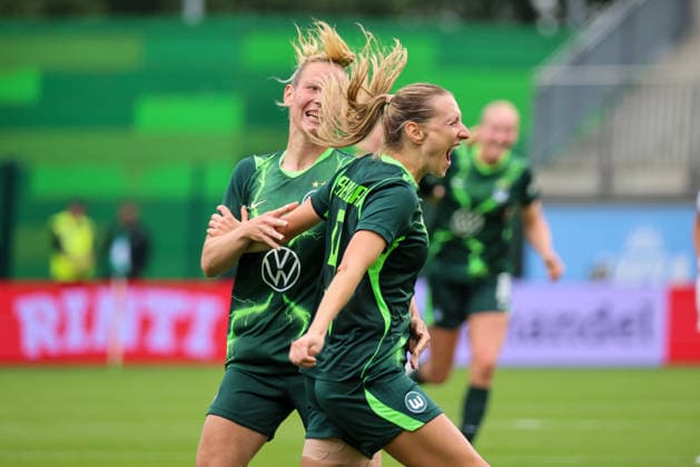Wolfsburg, Deutschland: 26.08.2026 - Champions League Qualifikation - Hinrunde - VfL Wolfsburg Frauen vs. Inter Mailand Frauen Im Bild: v.li. die Zweite Torschützin Lara Prasnikar (Wolfsburg) macht das Tor zum 1:0 für Wolfsburg und jubelt mit Sarai Linder (Wolfsburg) Copyright: HMBxMedia MadeleinexFantini