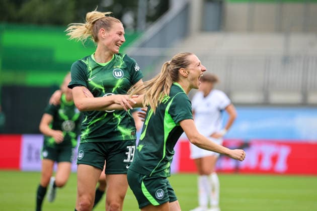 Wolfsburg, Deutschland: 26.08.2026 - Champions League Qualifikation - Hinrunde - VfL Wolfsburg Frauen vs. Inter Mailand Frauen Im Bild: v.li. die Zweite Torschützin Lara Prasnikar (Wolfsburg) macht das Tor zum 1:0 für Wolfsburg und jubelt mit Sarai Linder (Wolfsburg) Copyright: HMBxMedia MadeleinexFantini