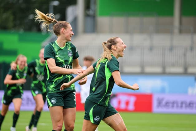 Wolfsburg, Deutschland: 26.08.2026 - Champions League Qualifikation - Hinrunde - VfL Wolfsburg Frauen vs. Inter Mailand Frauen Im Bild: v.li. die Zweite Torschützin Lara Prasnikar (Wolfsburg) macht das Tor zum 1:0 für Wolfsburg und jubelt mit Sarai Linder (Wolfsburg) Copyright: HMBxMedia MadeleinexFantini