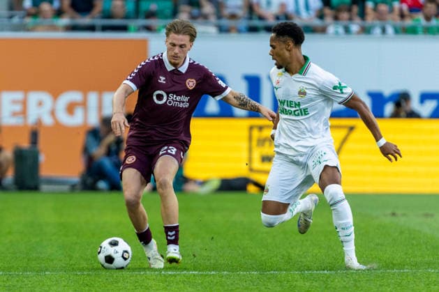 SOCCER - UEFA ECL, Rapid vs Hearts VIENNA,AUSTRIA,26.AUG.26 - SOCCER - UEFA Conference League, play-off, SK Rapid Wien vs Heart of Midlothian FC. Image shows Jordi Altena (Hearts) and Petter Nosa Dahl (Rapid).  GEPAxpictures xPhilippxBrem