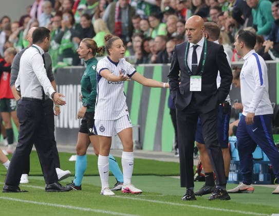 Chiara Robustellini (Inter Mailand) vom Platz gestellt Fussball, Frauen, Saison 2026 2027, Womens Champions LeagueQualifikation, 3.Runde, VfL Wolfsburg gegen Inter Mailand