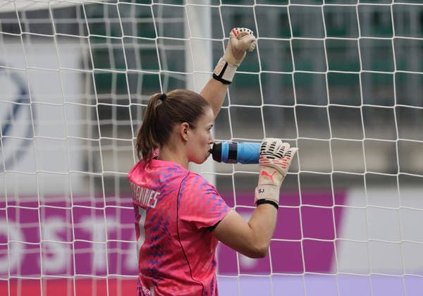 Siegerfaust Stina Johannes (VfL Wolfsburg) Fussball, Frauen, Saison 2026 2027, Womens Champions LeagueQualifikation, 3.Runde, VfL Wolfsburg gegen Inter Mailand