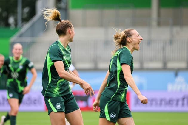 Wolfsburg, Deutschland: 26.08.2026 - Champions League Qualifikation - Hinrunde - VfL Wolfsburg Frauen vs. Inter Mailand Frauen Im Bild: v.li. die Zweite Torschützin Lara Prasnikar (Wolfsburg) macht das Tor zum 1:0 für Wolfsburg und jubelt mit Sarai Linder (Wolfsburg) Copyright: HMBxMedia MadeleinexFantini
