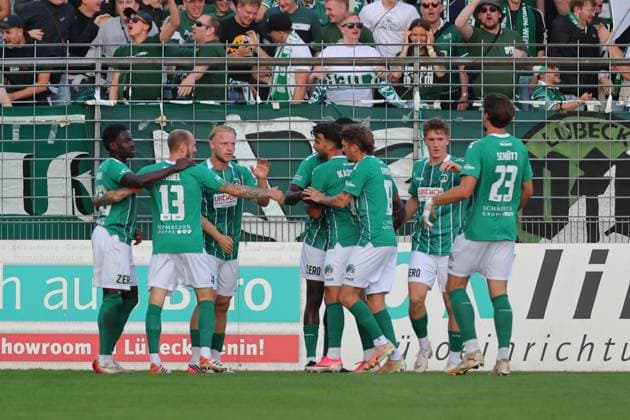 26.08.26, GER, Regionalliga Nord, Fussball, 1. Spieltag, Saison 2026 2027, Dietmar-Scholze-Stadion an der Lohmuehle, VfB Lübeck vs Hamburger SV II Torjubel Jubel. Torschütze Torschuetze Daouda Beleme (VfB Luebeck 21) jubelt ueber das Tor zum 1:1 Foto nordphoto GmbH Tauchnitz Luebeck Dietmar-Scholze-Stadion an der Lohmuehle SH Germany *** August 26, 2026, GER, Regionalliga Nord, Soccer, Matchday 1, 2026–2027 Season, Dietmar Scholze Stadium at Lohmühle, VfB Lübeck vs. Hamburger SV II Goal celebration Cheering Goal scorer(s) Daouda Beleme VfB Lübeck 21 celebrates the goal that tied the game at 1–1 Photo: nordphoto GmbH Tauchnitz, Lübeck, Dietmar Scholze Stadium an der Lohmuehle, SH, Germany Copyright: xnordphotoxGmbHx xTauchnitzx