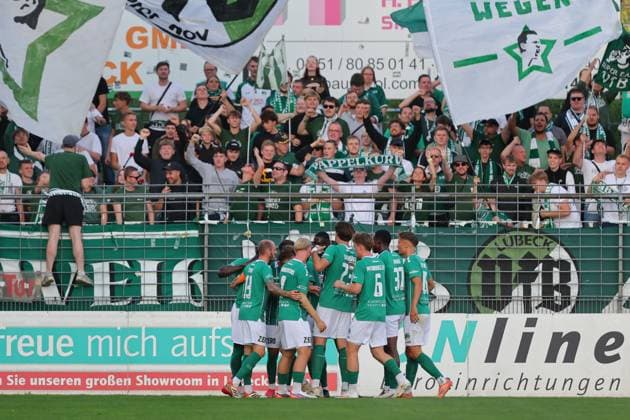 26.08.26, GER, Regionalliga Nord, Fussball, 1. Spieltag, Saison 2026 2027, Dietmar-Scholze-Stadion an der Lohmuehle, VfB Lübeck vs Hamburger SV II Torjubel Jubel. Torschütze Torschuetze Daouda Beleme (VfB Luebeck 21) jubelt ueber das Tor zum 1:1 Foto nordphoto GmbH Tauchnitz Luebeck Dietmar-Scholze-Stadion an der Lohmuehle SH Germany *** August 26, 2026, GER, Regionalliga Nord, Soccer, Matchday 1, 2026–2027 Season, Dietmar Scholze Stadium at Lohmühle, VfB Lübeck vs. Hamburger SV II Goal celebration Cheering Goal scorer(s) Daouda Beleme VfB Lübeck 21 celebrates the goal that tied the game at 1–1 Photo: nordphoto GmbH Tauchnitz, Lübeck, Dietmar Scholze Stadium an der Lohmuehle, SH, Germany Copyright: xnordphotoxGmbHx xTauchnitzx