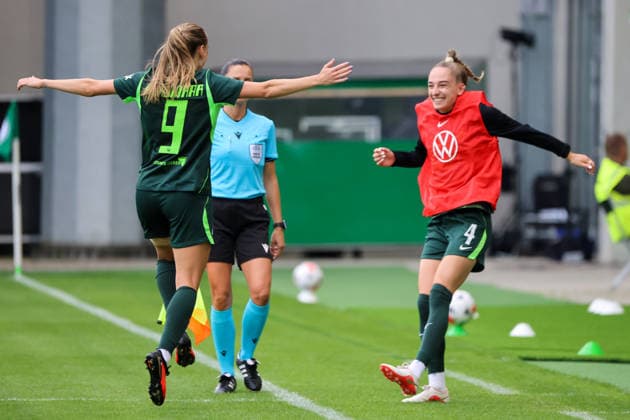 Wolfsburg, Deutschland: 26.08.2026 - Champions League Qualifikation - Hinrunde - VfL Wolfsburg Frauen vs. Inter Mailand Frauen Im Bild: v.li. Torschützin Lara Prasnikar (Wolfsburg) macht das Tor zum 1:0 für Wolfsburg und jubelt mit Sophia Kleinherne (Wolfsburg) Copyright: HMBxMedia MadeleinexFantini