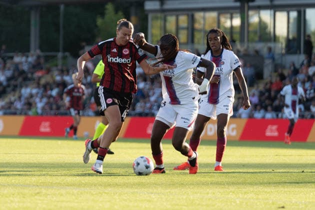 26.08.2026, xhfmx, Fussball UEFA Woman CLQ Runde 3, Eintracht Frankfurt Frauen - Paris Saint Germain Frauen v.l. Larissa Mühlhaus (Eintracht Frankfurt, 47) mit AnaÃ¯s Ebayilin (Paris Saint Germain, 26) im Zweikampf Frankfurt