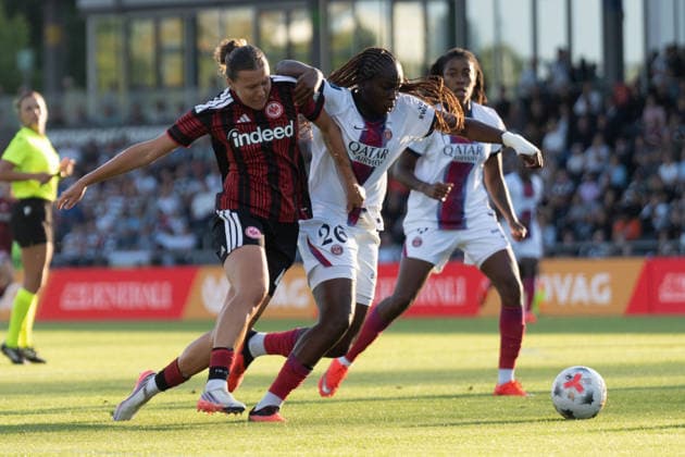 26.08.2026, xhfmx, Fussball UEFA Woman CLQ Runde 3, Eintracht Frankfurt Frauen - Paris Saint Germain Frauen v.l. Larissa Mühlhaus (Eintracht Frankfurt, 47) mit AnaÃ¯s Ebayilin (Paris Saint Germain, 26) im Zweikampf Frankfurt