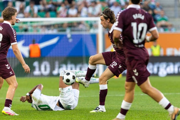 SOCCER - UEFA ECL, Rapid vs Hearts VIENNA,AUSTRIA,26.AUG.26 - SOCCER - UEFA Conference League, play-off, SK Rapid Wien vs Heart of Midlothian FC. Image shows Petter Nosa Dahl (Rapid) and Tomas Bent Magnusson (Hearts).  GEPAxpictures xPhilippxBrem