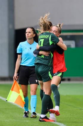 Wolfsburg, Deutschland: 26.08.2026 - Champions League Qualifikation - Hinrunde - VfL Wolfsburg Frauen vs. Inter Mailand Frauen Im Bild: v.li. Torschützin Lara Prasnikar (Wolfsburg) macht das Tor zum 1:0 für Wolfsburg und jubelt mit Sophia Kleinherne (Wolfsburg) Copyright: HMBxMedia MadeleinexFantini