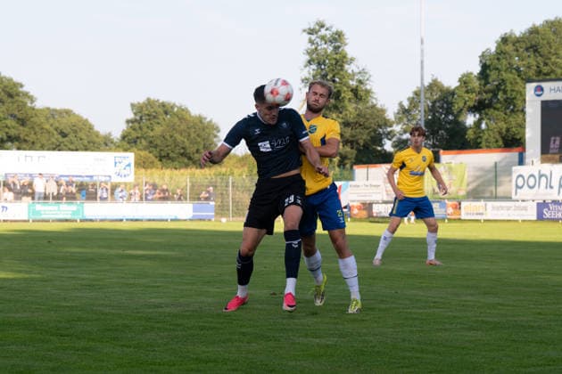 26.08.2026, GER, Fussball, Regionalliga Nord, 5.Spieltag, Saison 2026 2027, Todesfelde, Joda-Sportpark, SV Todesfelde vs VfB Oldenburg, Mats FACKLAM( VfB Oldenburg 29 ) Tyler KÖRTING ( SV Todesfelde 25 ) Todesfelde Joda-Sportpark Schleswig-Holstein Deutschland Copyright: xnordphotoxGmbHx xRojahnx